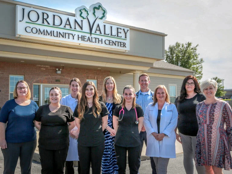 Foto de grupo de profissionais de saúde Jordan Valley fora do prédio da instalação